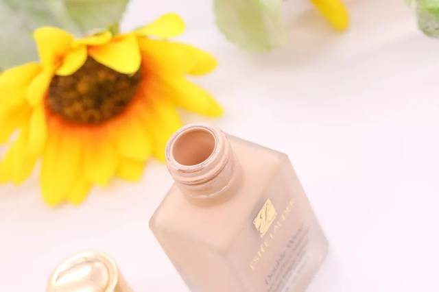 测评|传说中的油皮亲妈DW粉底液,我是哭着用