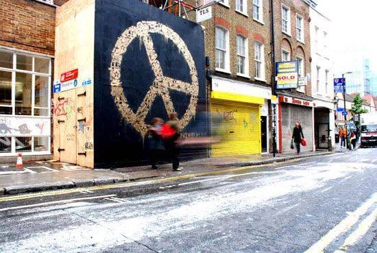 班克斯大部分时候并不会以恶搞名人名作为了,通常的涂鸦作品背后都有