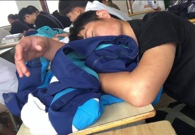 笑话睡着后什么都拿得起男生上课睡觉同学恶搞放这些在他手上