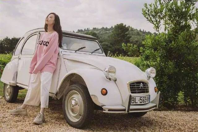 下面这些日常拍照姿势 记得 get 起来~ ① 万能靠法 靠墙,靠栏杆,靠车