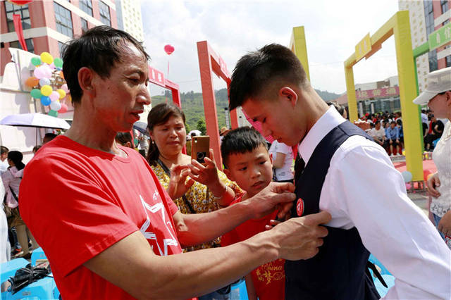 县兴农中学举行学生成人礼暨第五届校园文化艺术节