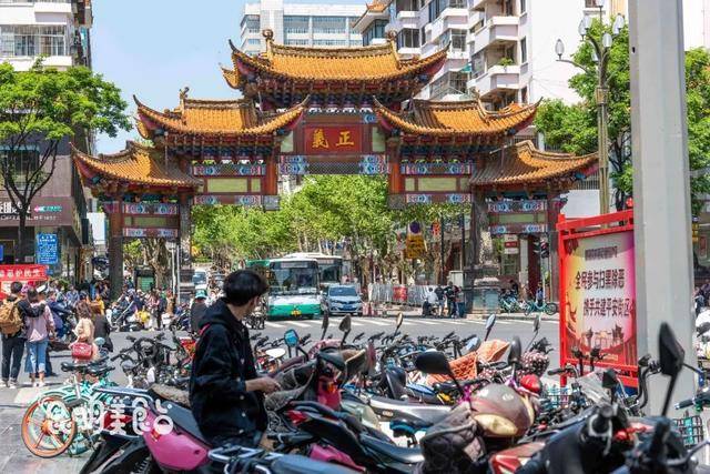 路上行人匆匆,上图就是今天说到不得不去的"正义坊",雄伟高大的牌坊