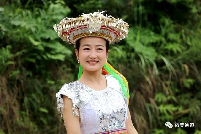 歌手春雷在与溆浦美女向孜演唱《云梦花瑶》