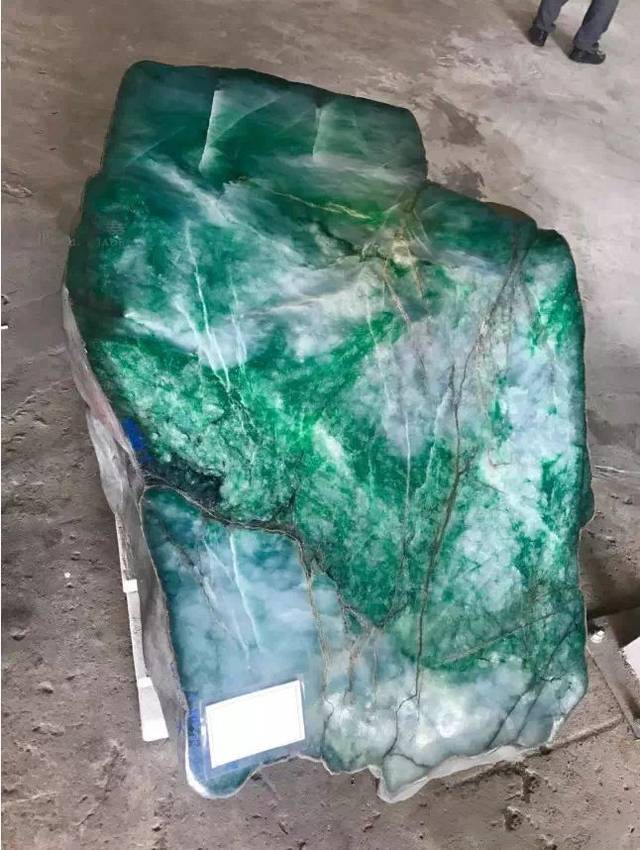 翡翠原石公斤价1457万！最值得收藏的翡翠到底是哪种？_搜狐网