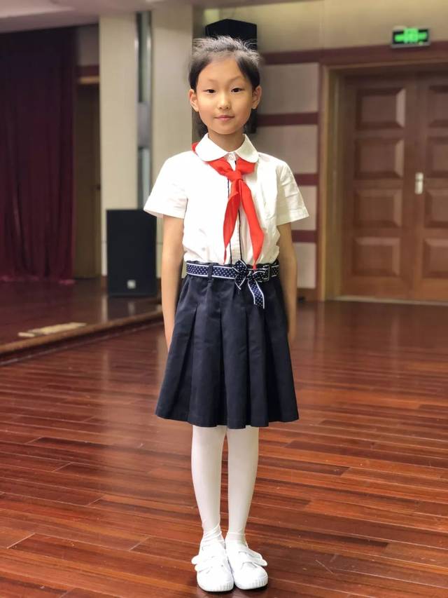 发链接的小白鞋,红领巾自备,要新一点哦(小红领巾),女生白色连裤袜