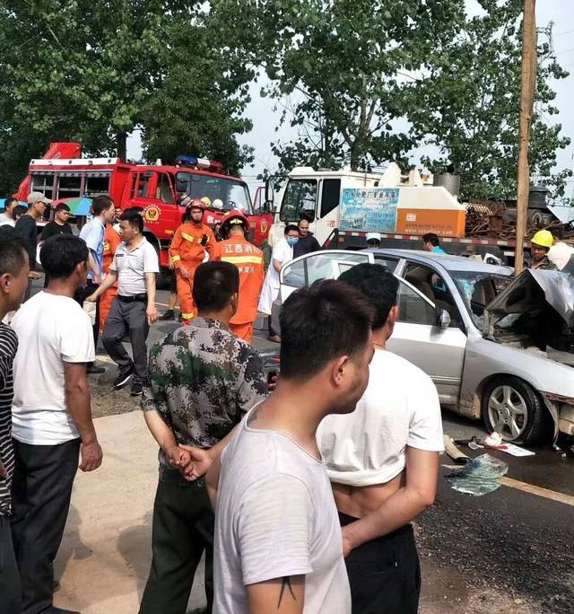 抚州一货车与轿车相撞,现场一片狼藉._手机搜狐网