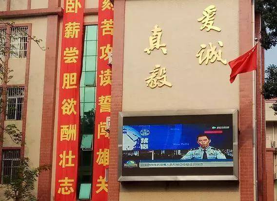 矿泉中学的禁毒宣传活动上,同学们也是先学"理论",再去"实践".