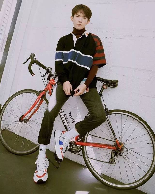 易烊千玺获00后新媒体人气指数第一名,最新写