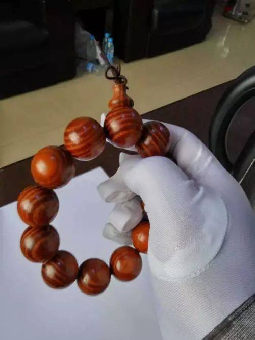 玩友@九山树 曾经车过一条香椿手串,据他所说,香椿木手串,拿手里有