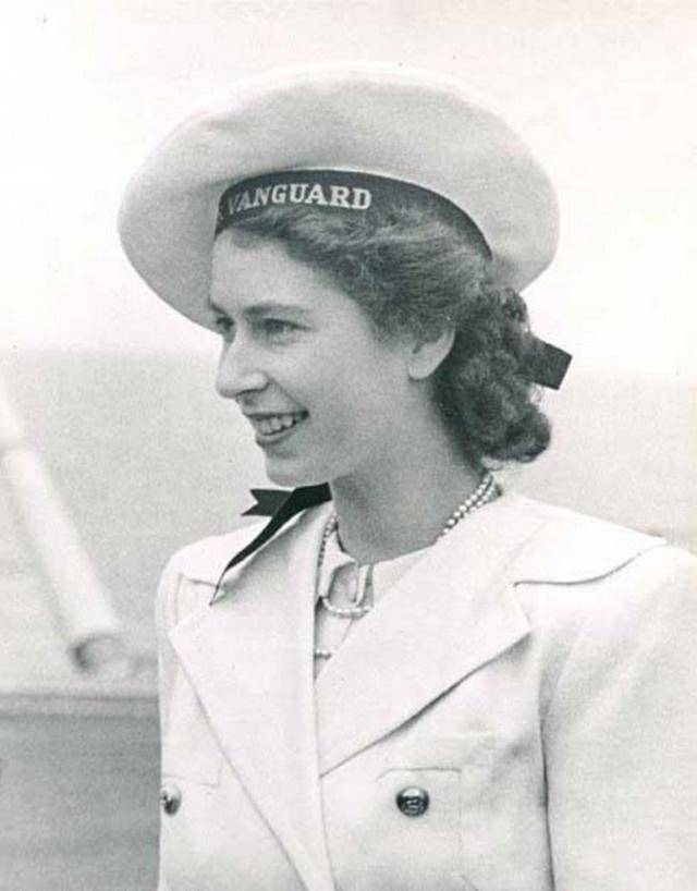 这是年轻时的英国女王伊丽莎白二世,带你看王者的成长之路