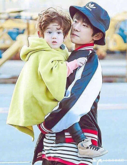 王俊凯:爸爸抱小孩,易烊千玺:妈妈抱小孩,王源:宝宝抱小孩