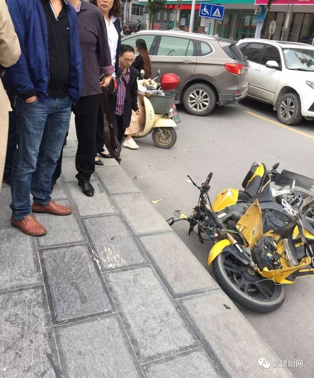 今早,建始一名小伙骑摩托车被撞飞,倒地不起(视频)