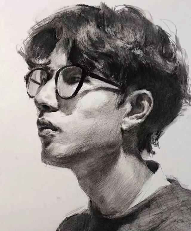 回顾:第二四九集 朱传奇教你画戴眼镜的韩范男青年四分之三侧素描头像