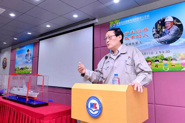 活动日期间,全国劳模张翼飞,大国工匠张冬伟走进校园,分享他们的职业