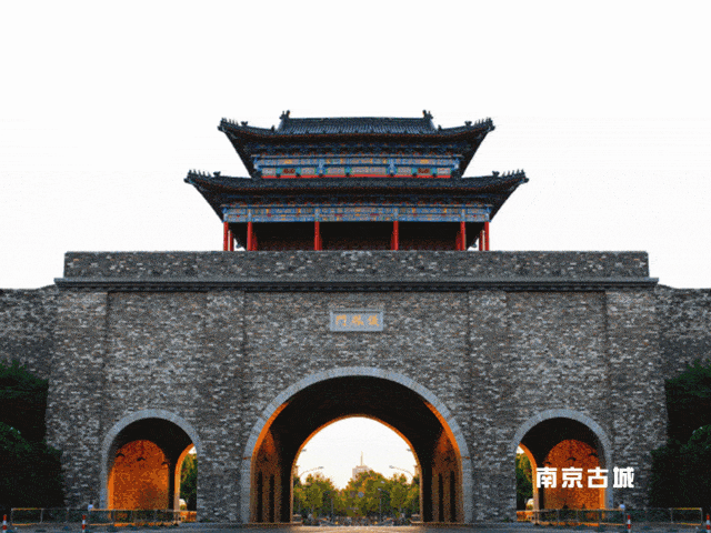 南京明城墙始(5a景区)建于1366年,全部完工于1393年(明洪武廿六年),动