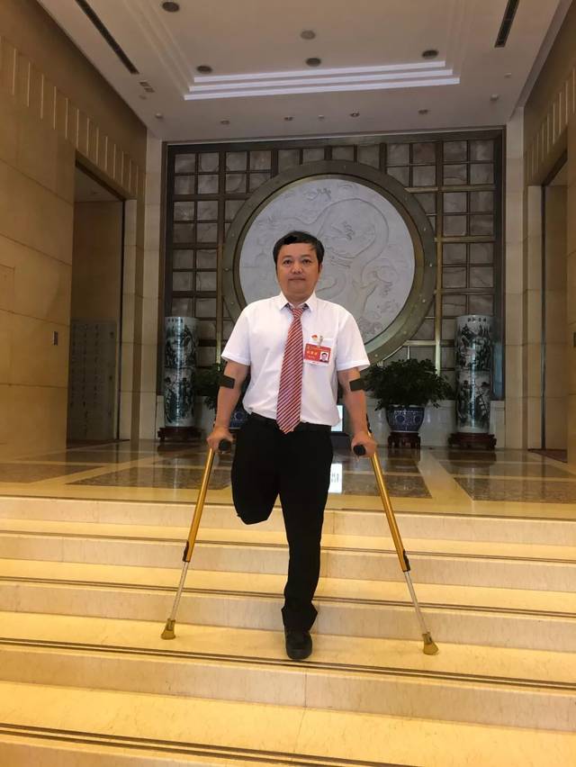 【今日出镜】优秀!独腿义务交警谢启明被评为"全国自强模范"