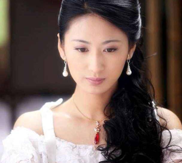 《华胥引》里一人分饰性格完全不同的莺哥,锦雀两角;《隐形将军