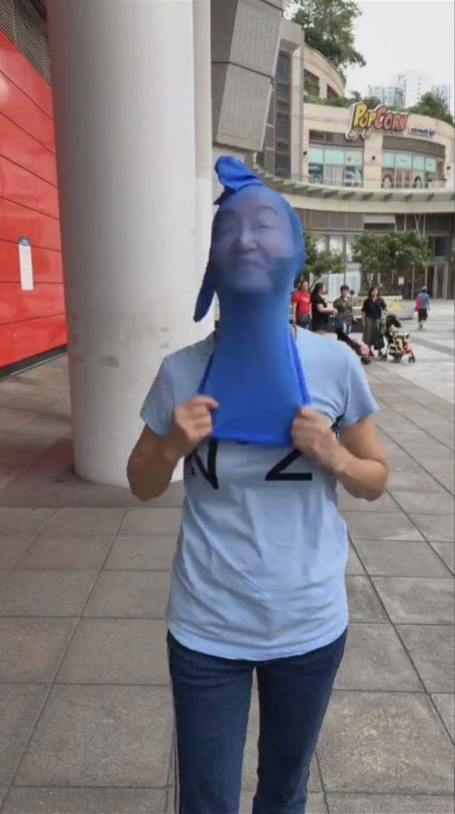 影后变劫匪惠英红丝袜套头上街只因兑现承诺