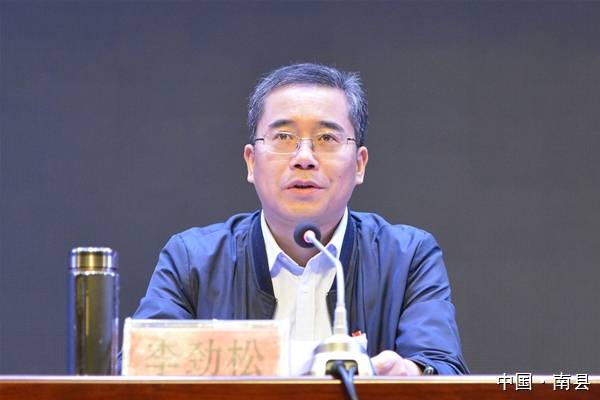 会议由县委书记李劲松主持,县委副书记詹再德作工作报告,分别对农村人