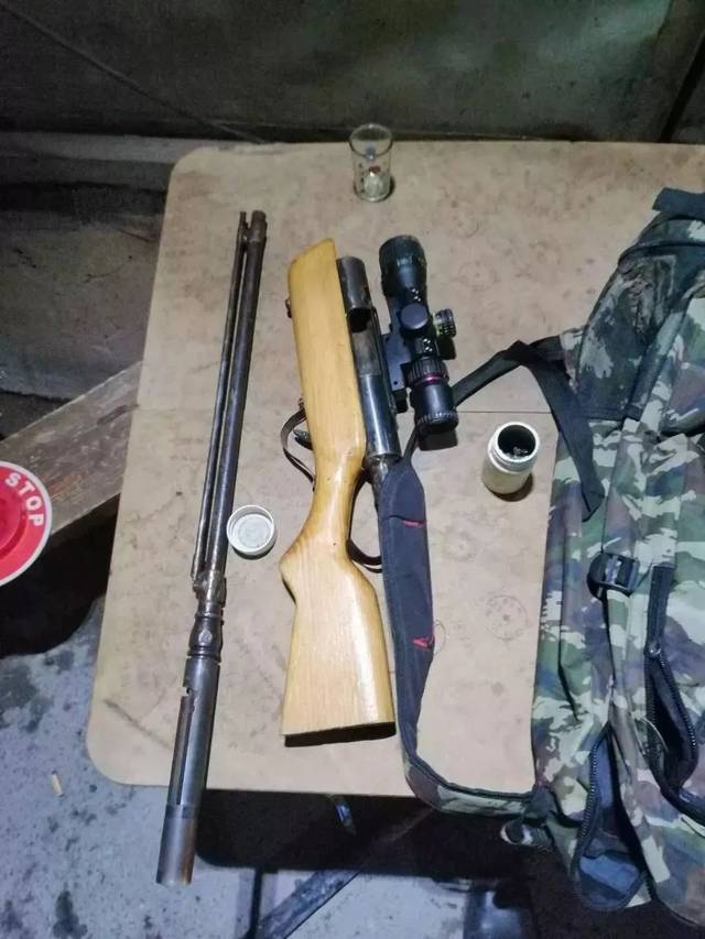 铁灰色枪管,有击发器组建,枪支结构完整),疑似射钉弹188发,疑似铅弹