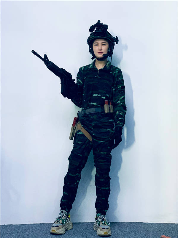 蒋璐霞解锁《特战荣耀》训练图 "爱心狙击"实力宠粉