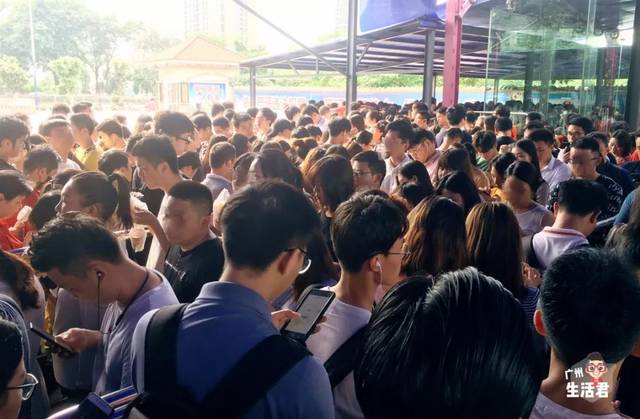 人群中真的很热,走走停停不一会儿就已经 汗流浃背,今天还是阴天的