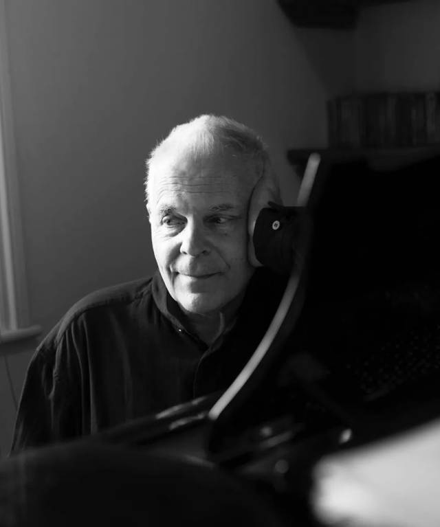 旧金山首次公开演奏,1959年18岁的他移居英国并师从迈拉赫斯移居伦敦