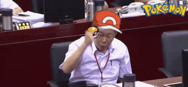 当网红!郭台铭跪地啃草、韩国瑜芹菜爆头,蔡