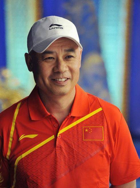 56岁李宁近照:头发花白已经秃顶,为事业奔波,儿子女儿颜值很高_手机