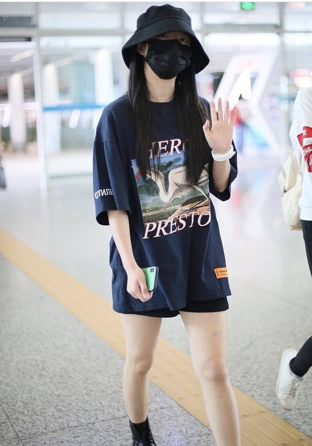 何蓝逗口罩掩面全身黑色现身机场眉清目秀微笑时俏皮可爱