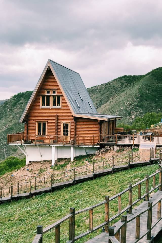 这座欧式小木屋建筑,像个童话里的存在,让我们忍不住加快脚步