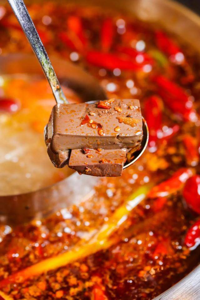 鸭血最大的特点是零气孔. 煮完表面还是跟牛奶肌一样光滑!