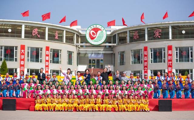 4月28日,央视少儿频道主持人鞠萍姐姐,绿泡泡和黄炜哥哥携《大小牵小