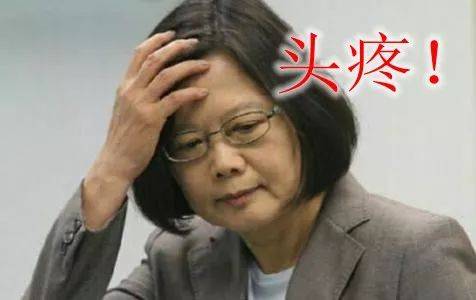 当网红!郭台铭跪地啃草、韩国瑜芹菜爆头,蔡