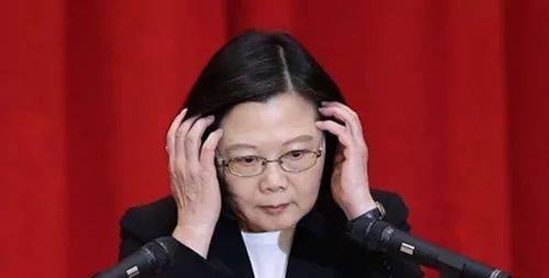 当网红!郭台铭跪地啃草、韩国瑜芹菜爆头,蔡