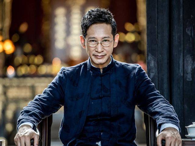 王劲松向观众展现了教科书般实力演技,一袭简单儒雅的中山装仅通过