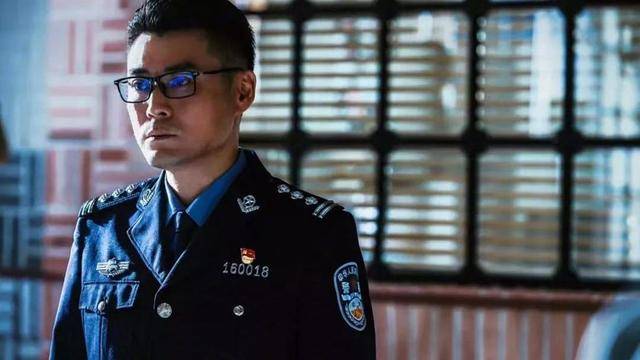 王劲松向观众展现了教科书般实力演技,一袭简单儒雅的中山装仅通过