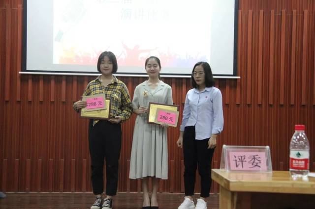 二等奖 左广西外国语学院 马晓莉 右南宁职业技术学院 吕金潮