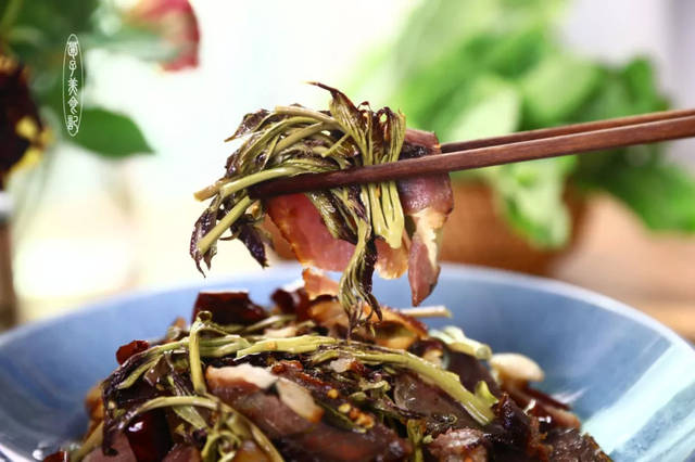 这道香椿炒腊肉香味扑鼻特别下饭家人都喜欢
