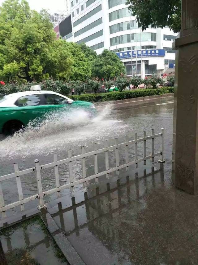 又一场暴雨降临黔东南,凯里多条街道水流成河