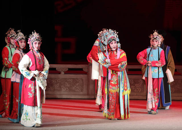 潞城红旗剧团在潞州剧院上演上党落子古装戏《王宝钏》