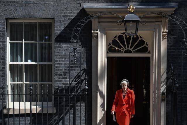 梅姨宣布辞任英国首相唐宁街第一时髦精挥泪告别优雅不输女王