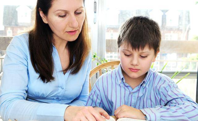 原创平时母慈子孝,辅导作业鸡飞狗跳,家长辅导家庭作业该如何自救?