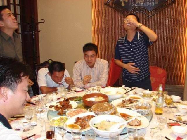 和领导喝酒聊天,高情商的人都掌握三种说法方式,说到领导心里去_手机