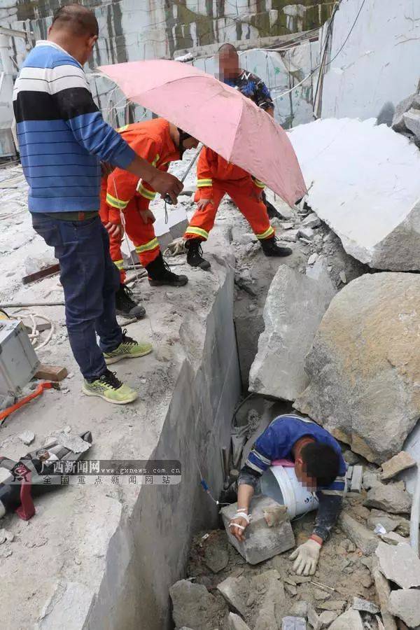惊险桂林资源一采石场一采石工人被滑落石块埋压