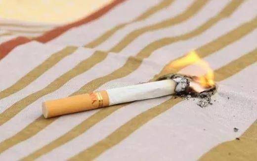 顾客打火机掉入火锅,服务员捞取时突发爆炸,热油扑面!