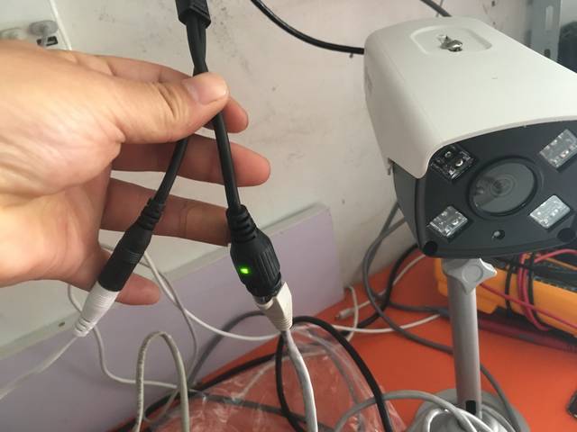监控摄像机上面的网线接口和供电接口