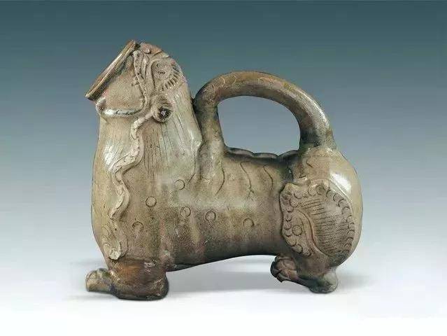 出土夜壶，壶身一行字却成千古之谜！_虎子