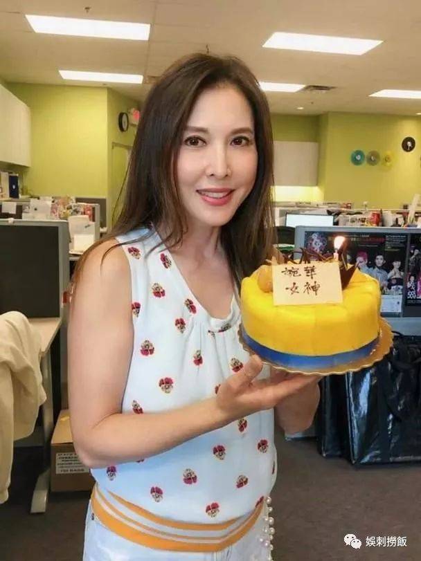 李婉华平淡度过51岁生日,肌肤光滑白嫩,容颜依旧那么美艳
