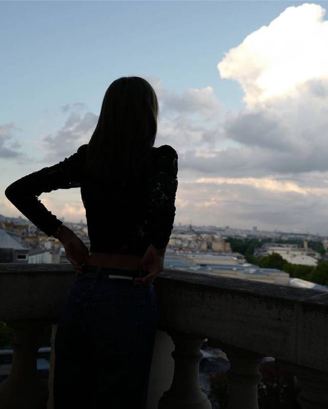 背影也绝美的女人,是我们辣丽莎呀!_手机搜狐网